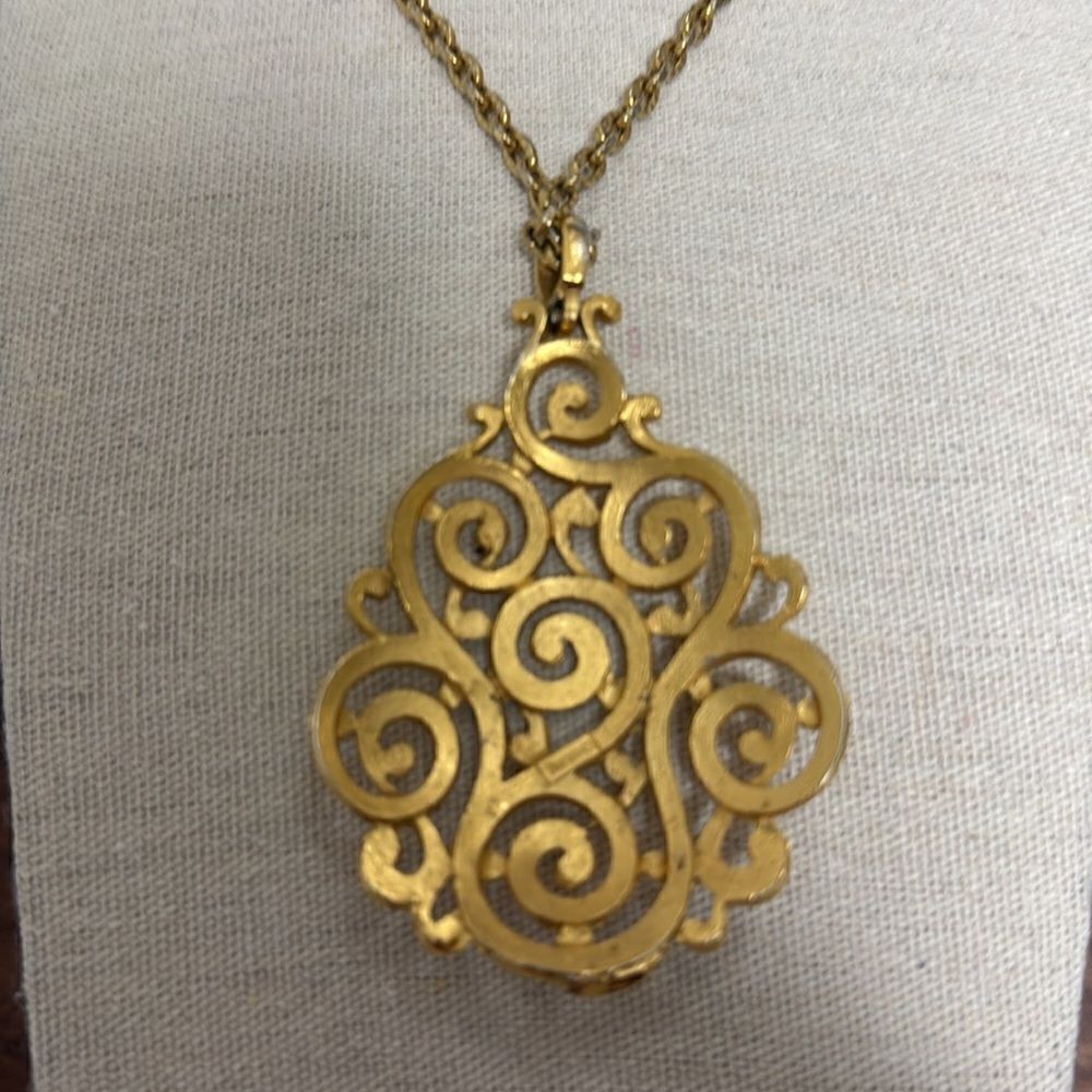 Crown Trifari Necklace with Multi Scroll Textured Gold Tone Pendant. 1960’s. - Picture 3 of 7
